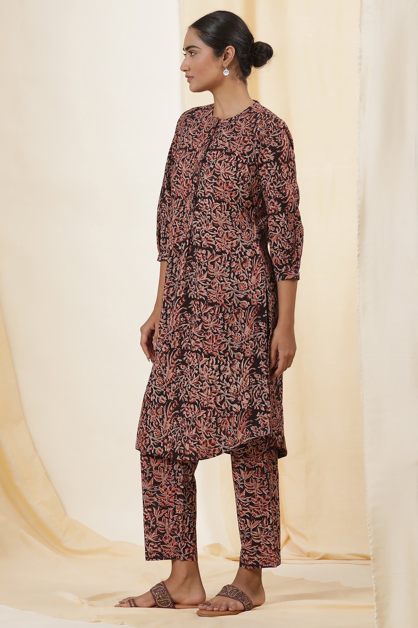 Black Kalamkari Printed Straight Cotton Voile Kurta And Straight Pants Set - View 6